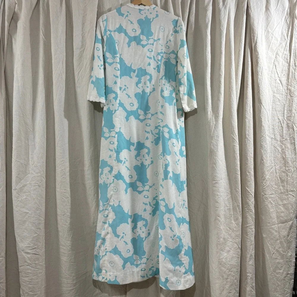 VTG 1960s Saks Fifth Avenue Robe Floral Blue White Lace Trim Maxi Wrap Pockets